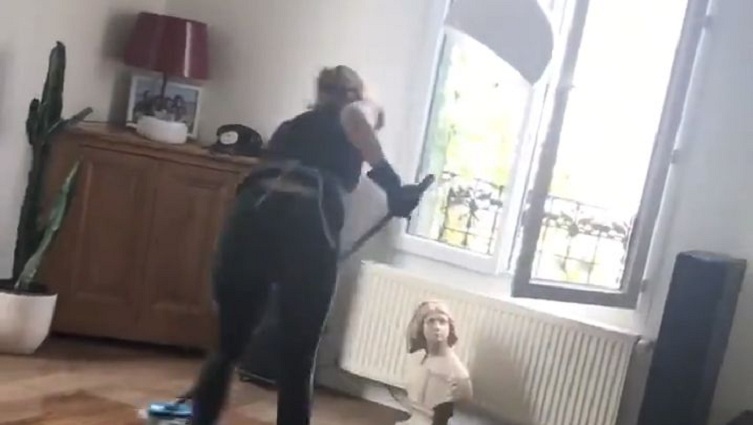 Une femme de ménage filmée lorsqu'elle danse en nettoyant le sol