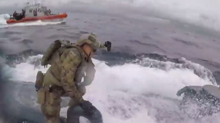 La garde côtière américaine intercepte un semi-submersible de trafiquants de drogue