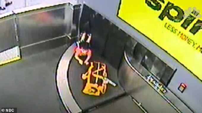 Un garçon fait un tour de tapis roulant à bagages dans un aéroport