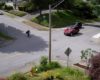 Un homme à bicyclette grille un stop et se fait heurter par une voiture