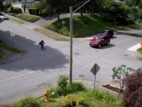 Un homme à bicyclette grille un stop et se fait heurter par une voiture