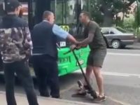 Un homme en trottinette s’embrouille avec le conducteur d'un bus et se fait frapper par une voiture