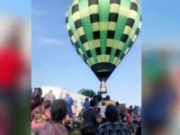 Une montgolfière qui vole trop bas s'écrase sur une foule de spectateurs