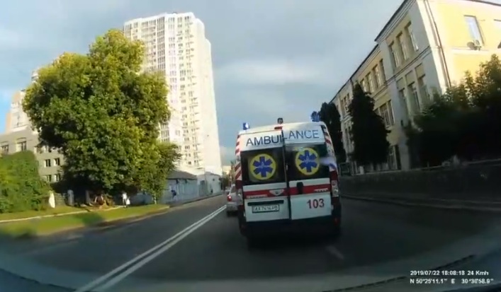 Un patient s’échappe d’une ambulance en train de rouler