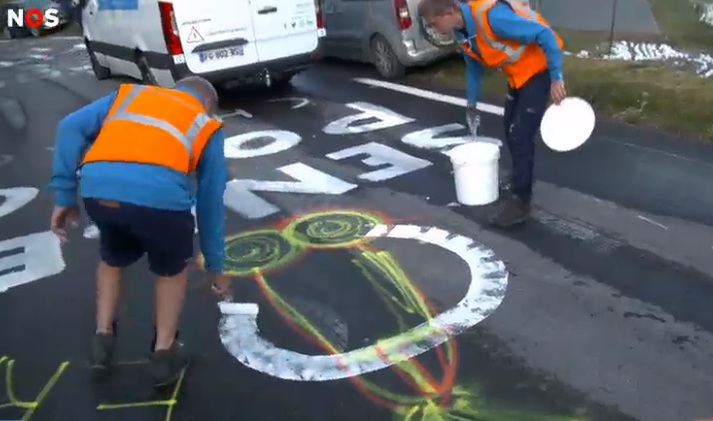 Ils font disparaître les phallus dessinés sur la route du Tour de France