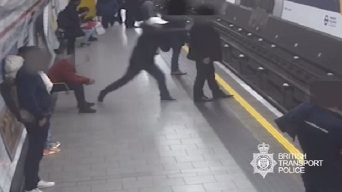 Un schizophrène qui pousse les passagers sur les rails du métro (Londres)