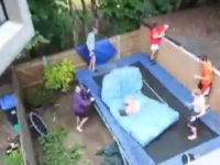 Un super saut de 10 mètres de haut sur un trampoline du jardin