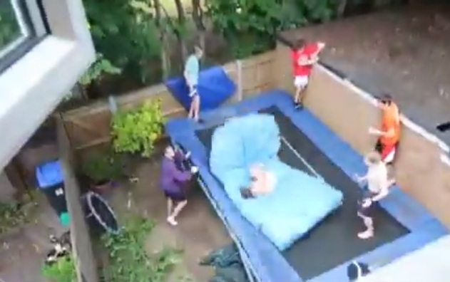 Un super saut de 10 mètres de haut sur un trampoline du jardin