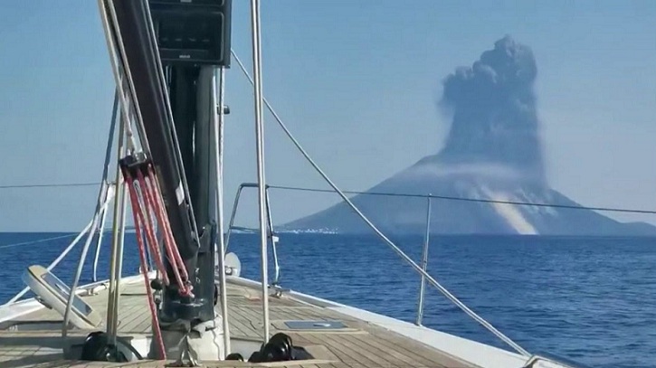 Le volcan Stromboli en activité filmée depuis un voilier