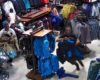 10 voleurs à l'étalage volent 30000 dollars de vêtements en 20 secondes