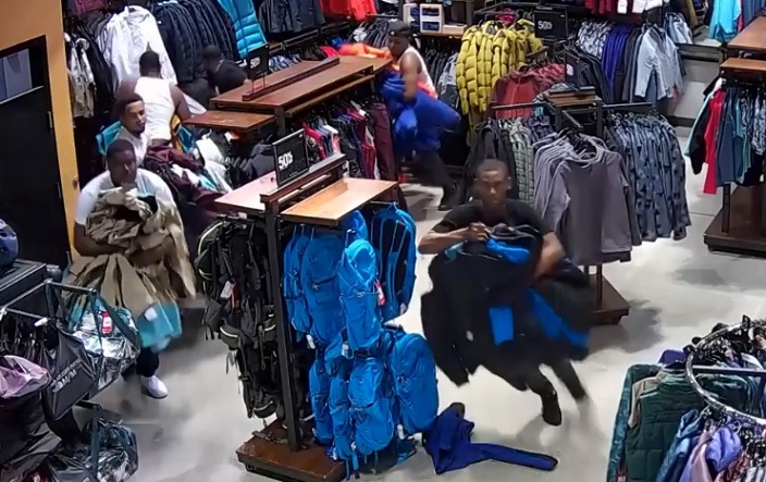 10 voleurs à l'étalage volent 30000 dollars de vêtements en 20 secondes