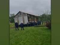 Les hommes Amish se rassemblent pour déplacer manuellement une maison
