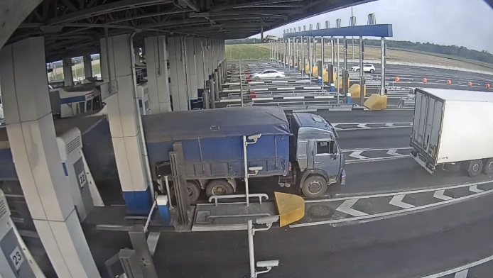 Ce camion force la barrière d'un péage et explose ses pneus