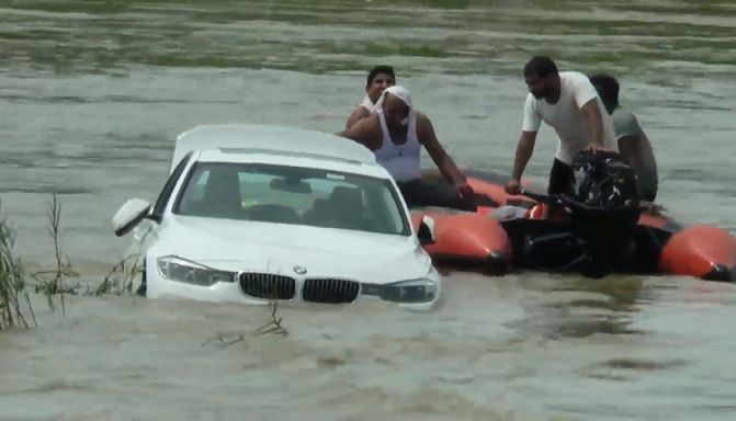 Un adolescent gâté envoie une BMW dans la rivière parce qu'il voulait un Jaguar !