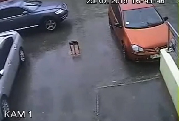 Un automobiliste tente de stationner sur une place réservée