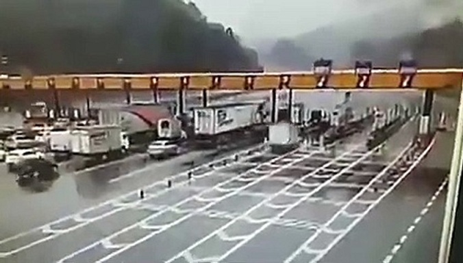 Un camion grue détruit une station de péage d'autoroute !