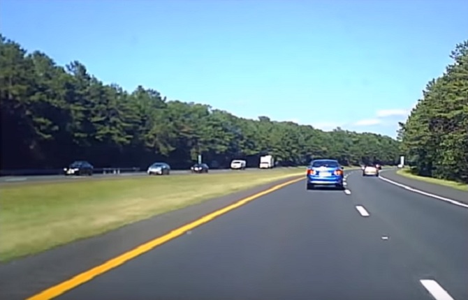 Un conducteur ivre conduit dangereusement sur l’autoroute
