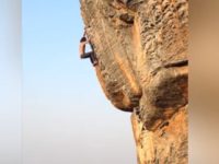 Ce grimpeur pratique de l'escalade sans sécurité à mains nues