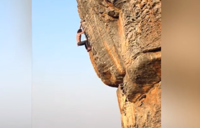 Ce grimpeur pratique de l'escalade sans sécurité à mains nues
