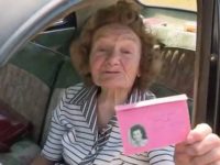 Une habitante de Norolles, conduit une Peugeot 203 depuis 1954