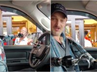 Un homme aux bras amputés prend son café du matin au drive-in d'un Starbucks