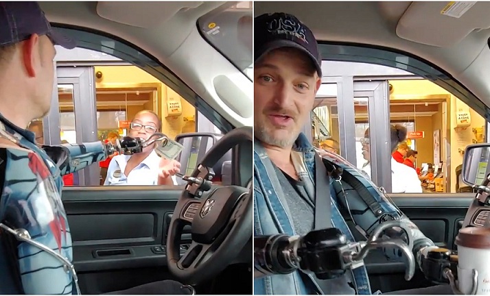 Un homme aux bras amputés prend son café du matin au drive-in d'un Starbucks