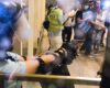 Un policier sort son arme après que les manifestants l'ont battu