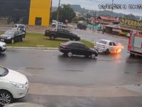 Une voiture prend feu juste à côté d'un camion de pompiers