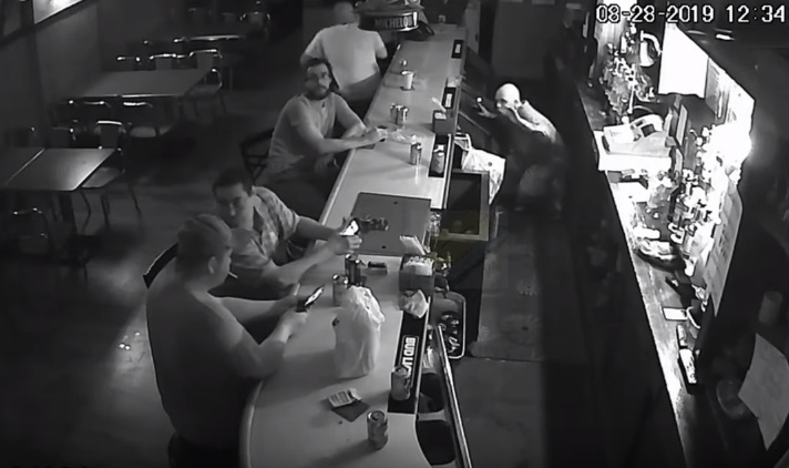 Le client d'un bar refuse de donner son téléphone à un voleur lors d'un braquage