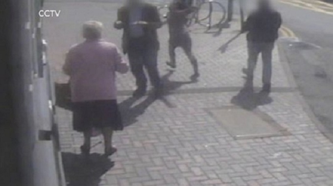 Une courageuse grand-mère se bat contre une voleuse en retirant sa pension d'un guichet automatique