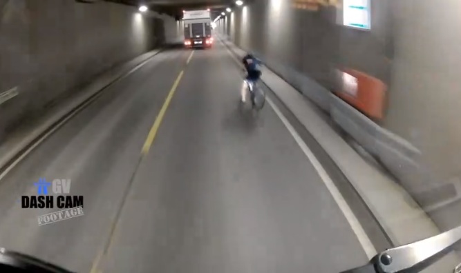 Ce cycliste tout près de se faire percuter par un poids lourd dans un tunnel