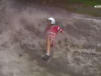 Le cycliste Johan Price-Pejtersen tombe dans une immense flaque d'eau