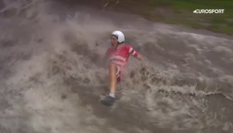 Le cycliste Johan Price-Pejtersen tombe dans une immense flaque d'eau