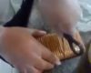 Des gardiens de prison découvrent des téléphones portables dans des paquets de biscuits