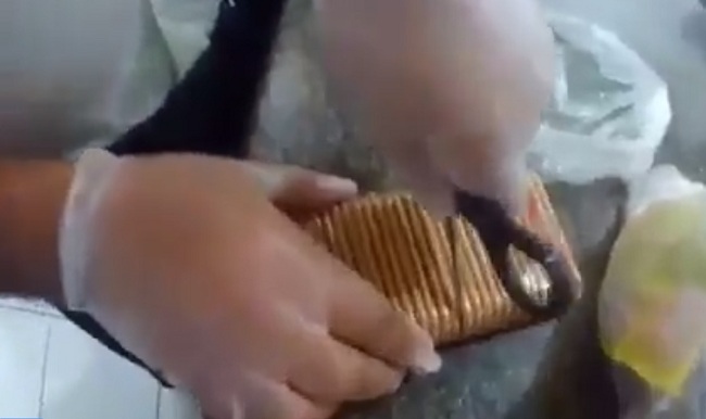 Des gardiens de prison découvrent des téléphones portables dans des paquets de biscuits
