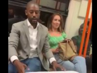 Cet homme tente de draguer une fille dans le métro en utilisant une technique très drôle !