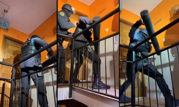 Ces policiers tombent sur une porte trop résistante lors d'une perquisition à domicile