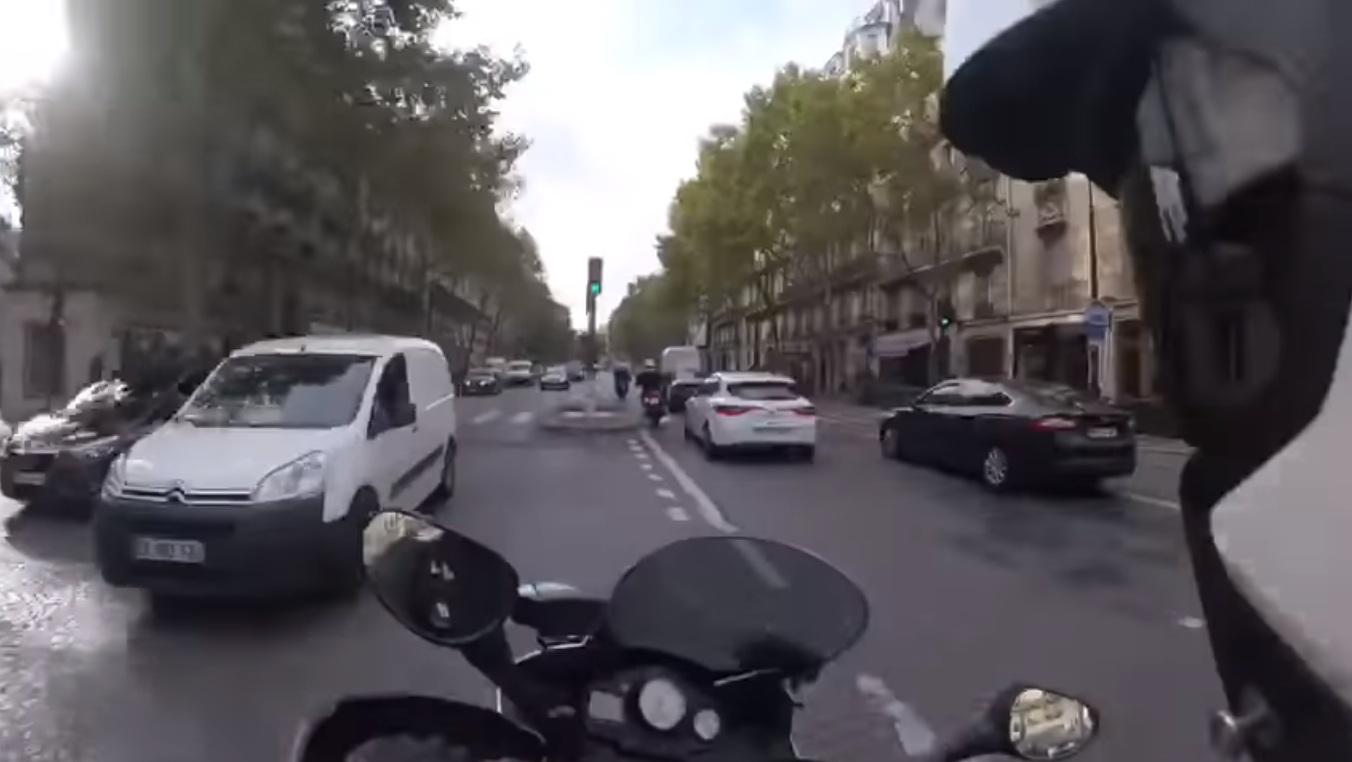 Paris : Course-poursuite entre la police et un scooter Piaggio Beverly 350