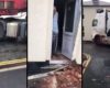 Un camion détruit le coin d'une maison dans un virage serré