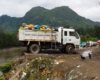 Des camions déversent des déchets dans l'Amazone (Pérou)