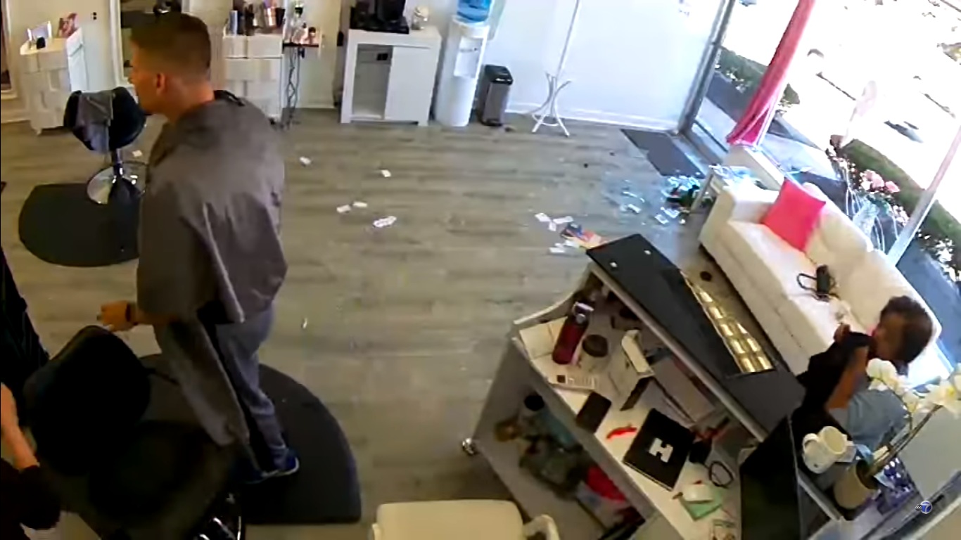Un cerf surprend les clients d'un salon de coiffure