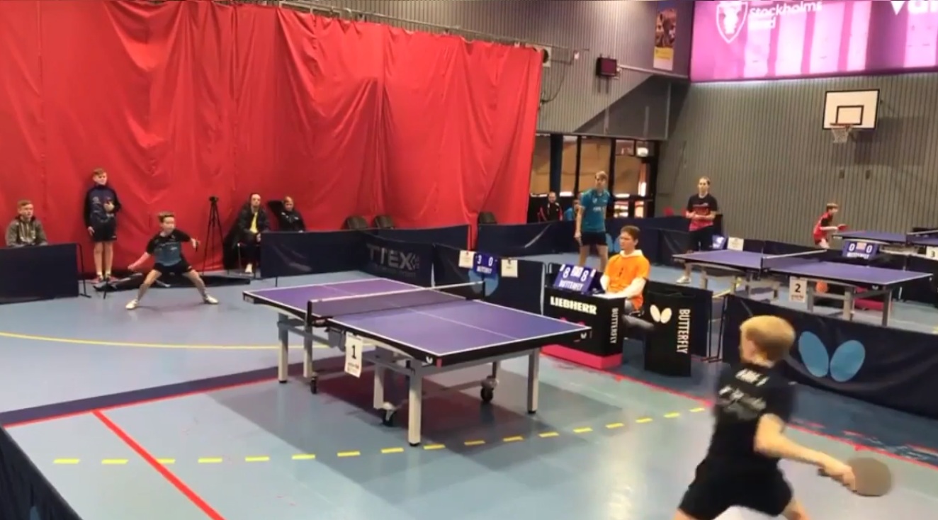 Échange incroyable entre deux enfants en tennis de table