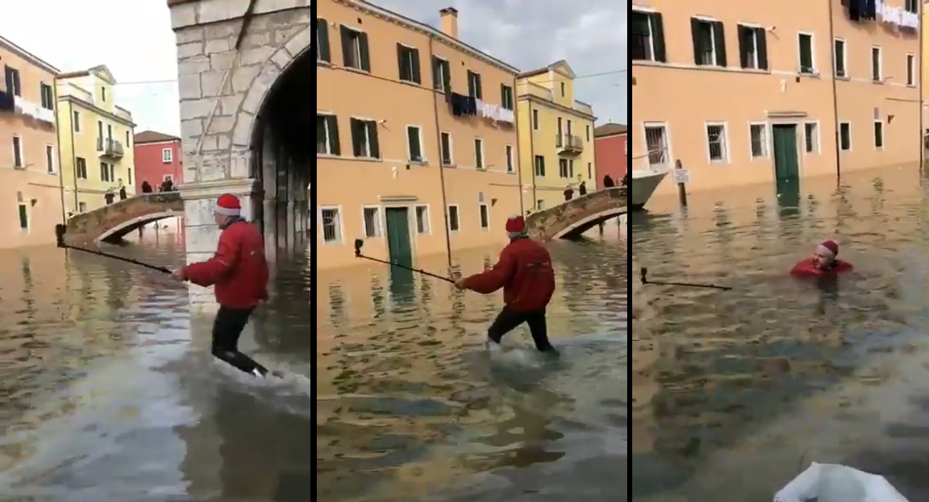 Un homme déguisé en père Noël veut faire un selfie à Venise
