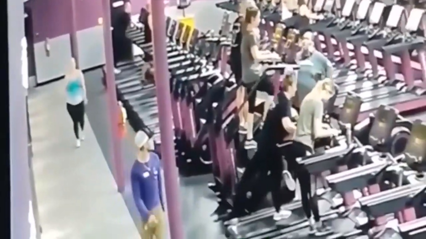 Un homme jette des coups d’œil sur les filles dans une salle de sport