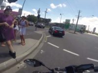 Un motard distrait par des filles en mini jupe et c’est la catastrophe