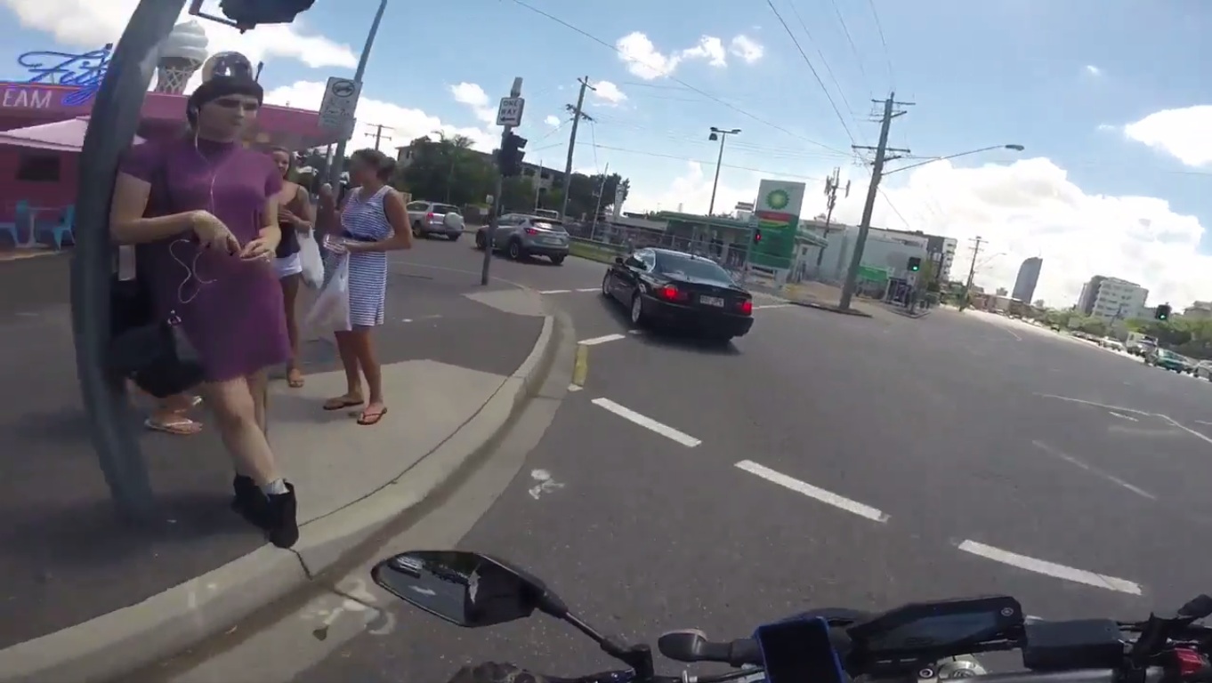 Un motard distrait par des filles en mini jupe et c’est la catastrophe