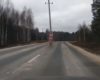 Un poteau électrique au milieu d'une route en Russie