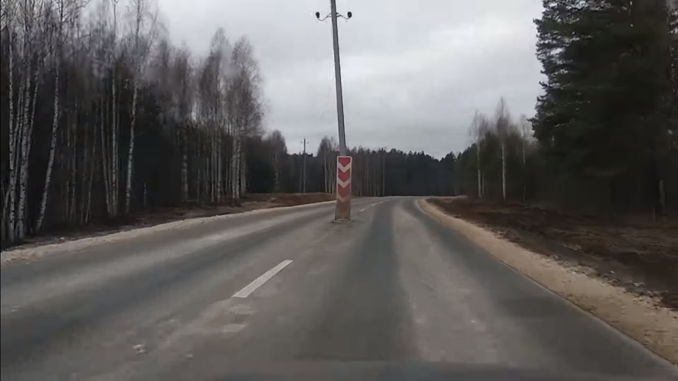 Un poteau électrique au milieu d'une route en Russie