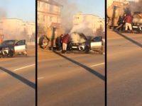 Un camion de vidange éteint une voiture enflammée avec des excréments