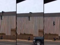 ils sautent le mur de frontière nouvellement construit